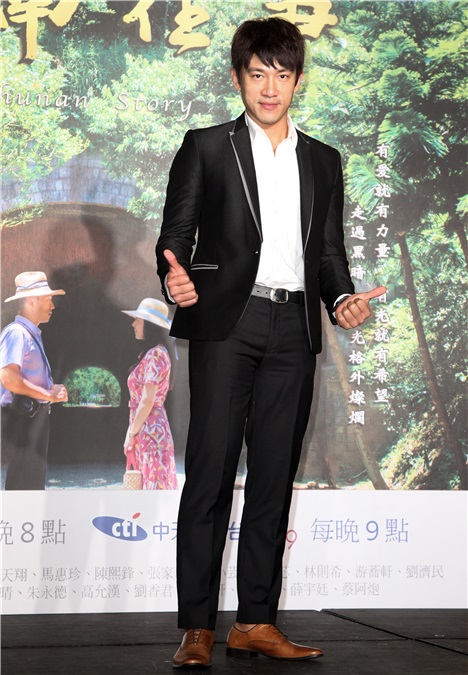 大爱「竹南往事」演员韩瑜、李政颖、杨庆煌、傅小芸、陈熙锋、柯素云等出席上档记者会。