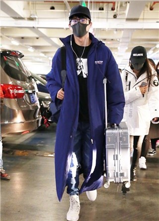 刘昊然换了件蓝色羽绒服超帅 长及脚踝走路带风