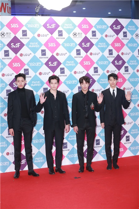 男团EXO、Seventeen、CNBLUE等亮相2016SBS歌谣大战红毯仪式