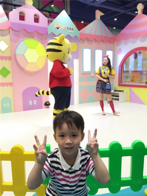 品冠工作忙不停 中秋陪妻儿同游迪士尼