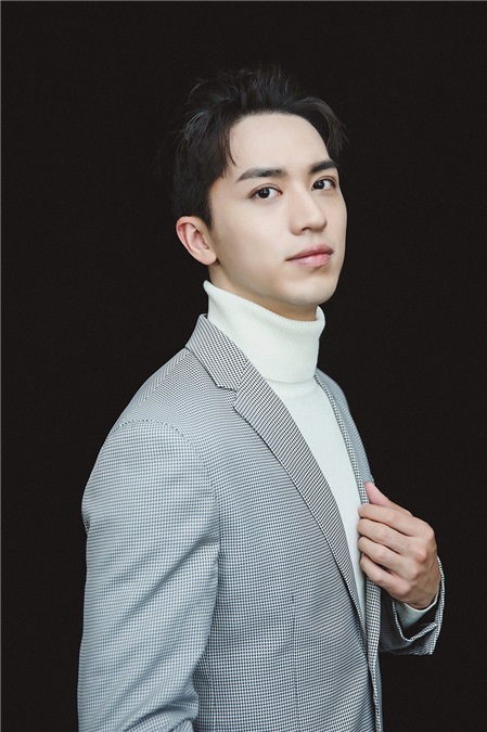 许魏洲毛衣配西装温暖演绎绅士风 获封年度人气偶像