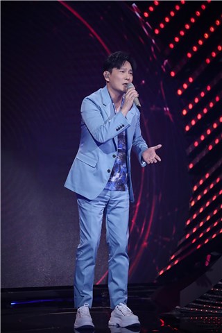 前辈歌手张信哲在演唱中