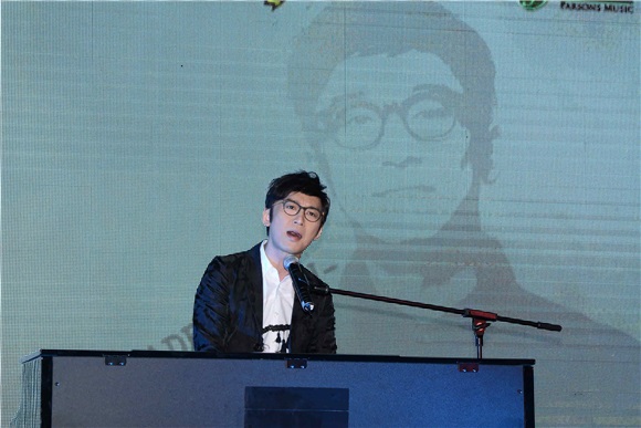 周殷廷与符致逸正式签约环球