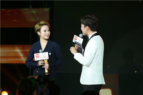 网易时尚跨界盛典隆重举办 李云迪贾玲分获年度大奖