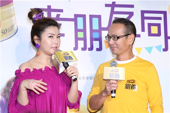 Selina与任爸代言金克宁奶粉活动
