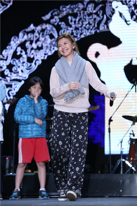 孙燕姿参加金马奖演出彩排