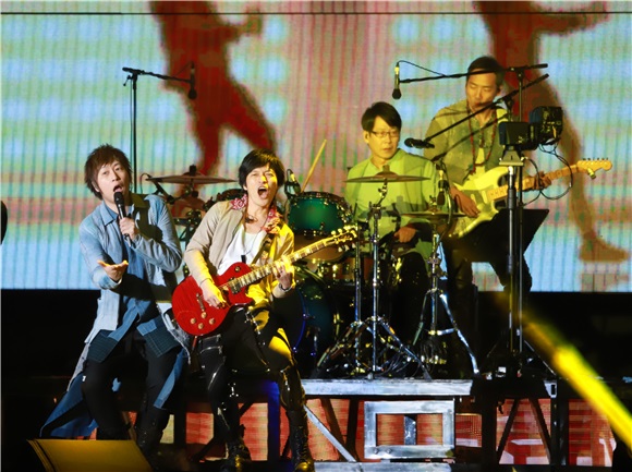 五月天举办演唱会 要粉丝「全垒打」