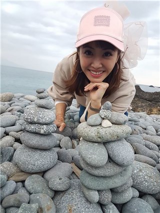 (蔡依林手上的彩绘引起粉丝关注 图/翻摄自蔡依林脸书)