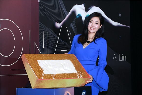 〈Yes 台北现场〉ALIN招牌手势有故事 爆跨年越冷穿越短