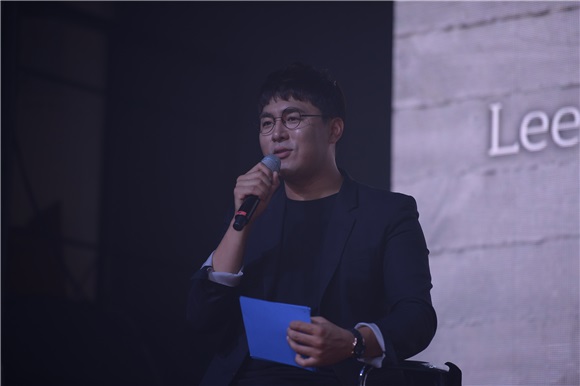 李诗恩办新辑发布会 深情献唱新曲
