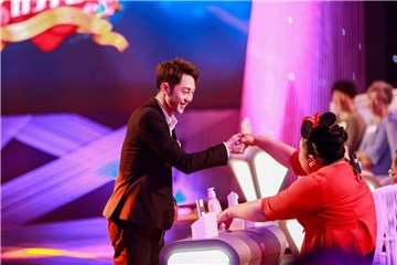 帅气男嘉宾迷倒妈妈