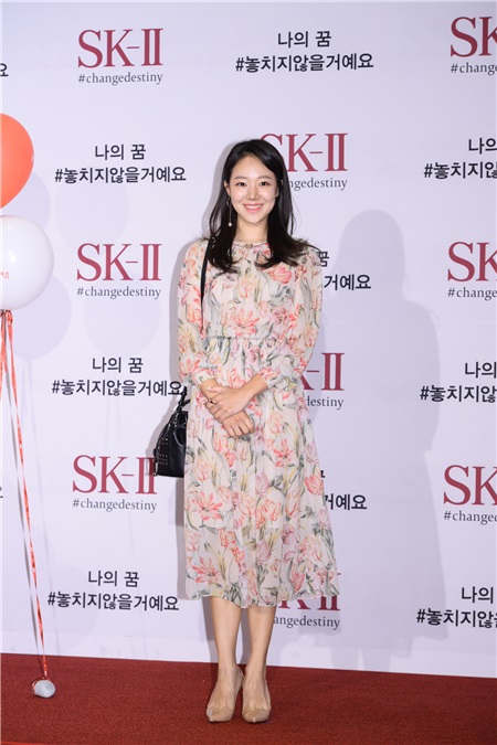金喜爱、女团少女时代成员Sunny、歌手尹钟信及儿子尹拉益等出席某品牌活动