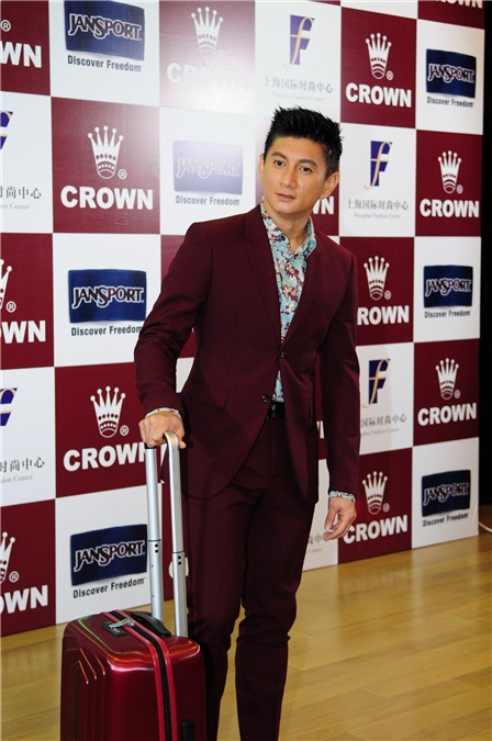 吴奇隆出席CROWN行李箱代言活动 与粉丝合影甘当「人肉背景板」