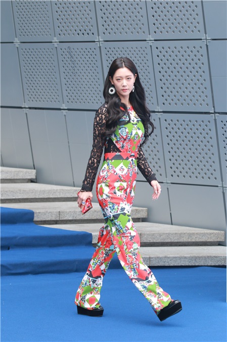 演员朴诗妍、CLARA、吴丞芽、韩宝凛等出席2017F/W首尔时装周活动