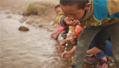 孩子们直接饮用河里的水