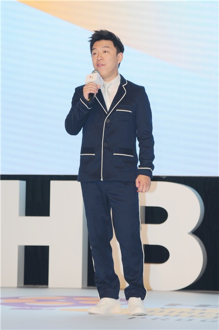 黄渤发起「HB+U」计划助力新导演 周迅贴心助阵素色连体裙优雅不抢镜