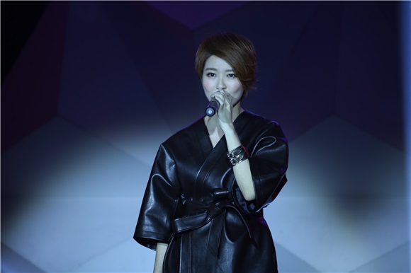 新加坡天后蔡淳佳办新歌首唱会 独立作曲《自画像》探索内心世界