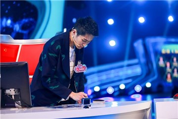 余奕沛快速写下答案