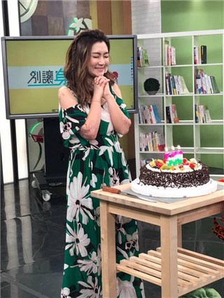 Selina昨庆祝主持的节目满两年 坦言好想哭一场