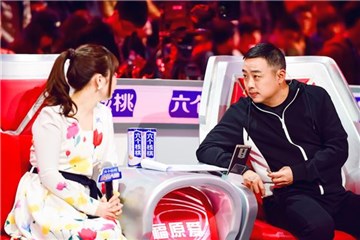 刘国梁认真听爱酱说话