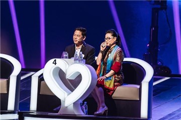 山东潇洒拼酒大妈接电话