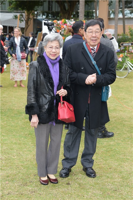 陈明恩与舞蹈员Eddy举行西式草地婚礼 王祖蓝和亚男双双来祝贺