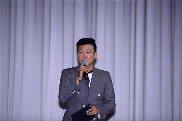 具俊晔、姜元来举行出道20周年纪念发布会 《Produce101》练习生李宇镇到场助阵