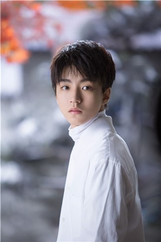 工作室晒王俊凯白衣写真 纯净少年秒变帅气白马王子