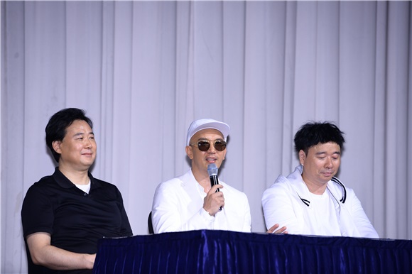 具俊晔、姜元来举行出道20周年纪念发布会 《Produce101》练习生李宇镇到场助阵