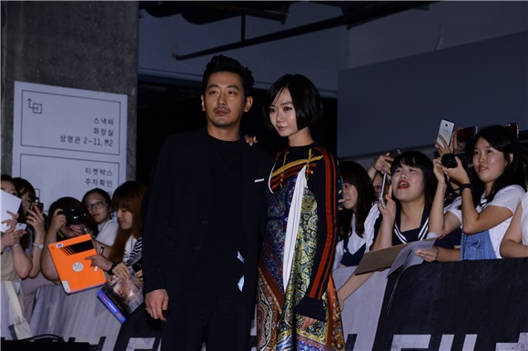 河正宇、裴斗娜等出席了电影《隧道》VIP试映会