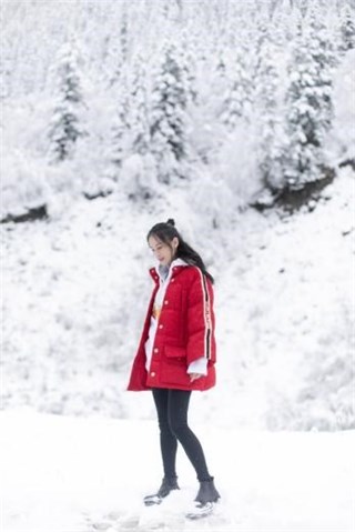 图二:黄圣依低头含笑 大红色羽绒服衬出白皙肌肤
