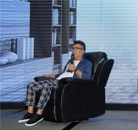 沉玉琳代言沙发椅仍不忘搞笑