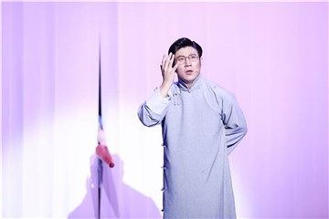 高晓攀戴金丝眼镜颇显禁欲气质