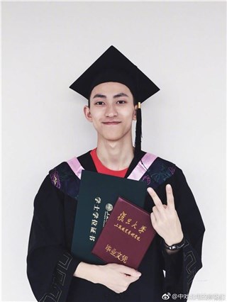 上天不公平,为什麽长得好看的人还偏偏要靠学历吃饭
