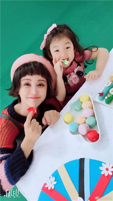 张歆艺小泡芙合体鬼马可爱 大小泡芙合体拍MV引期待