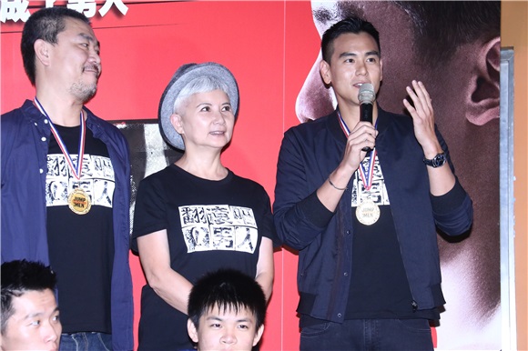 彭于晏站台《翻滚》首映 避八卦问题快闪入场