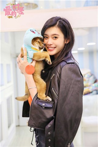 奚梦瑶抱狗甜笑