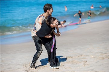 王子异王琳凯海边打闹