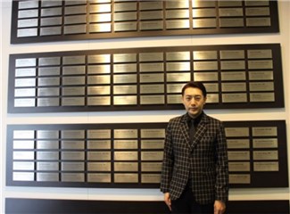 (时尚教父李云涛留影於全世界怡思丁ISDIN大使荣誉墙)