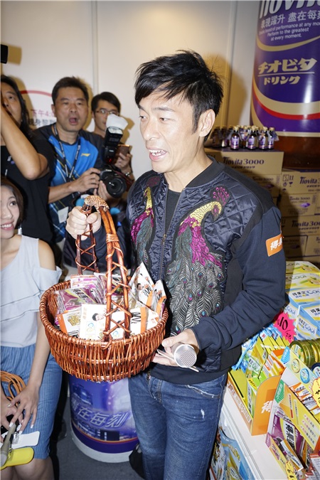 许志安出席美食节活动
