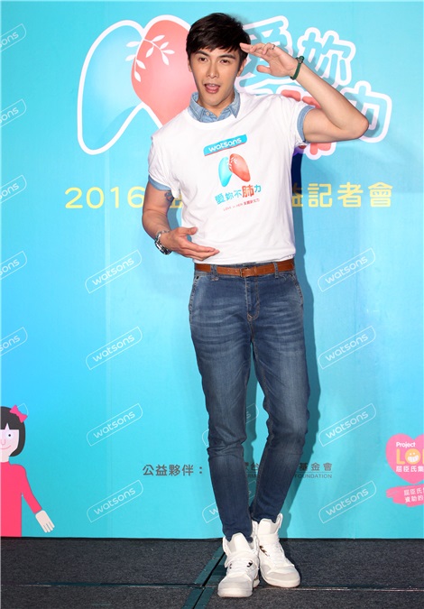 谢佳见、曾之乔出席爱你不「肺」力公益活动