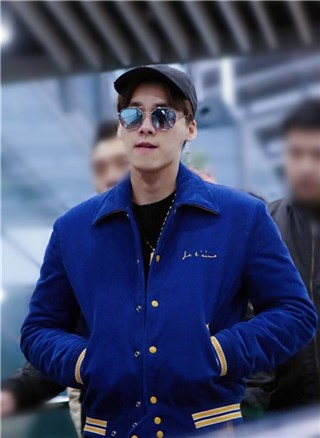 李易峰凌晨回国获大批粉丝接机 网友：为了吸草不容易