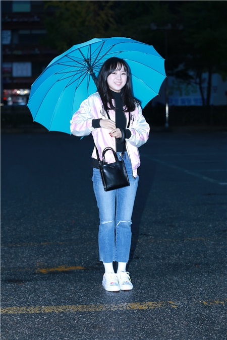 众组合万圣节装扮亮相音银上班路 防弹少年团满脸疲惫不忘礼貌