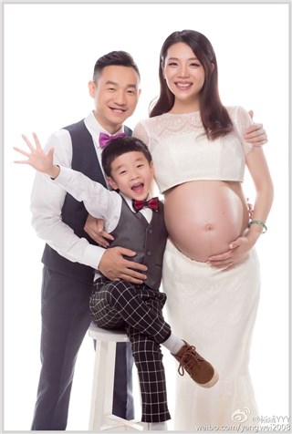 杨威开心晒全家福 杨阳洋变暖男小哥哥