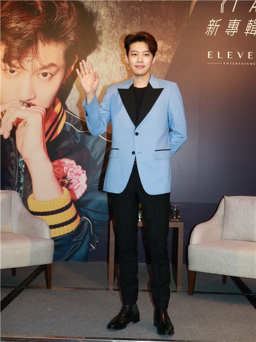 SE7EN崔东旭举行迷你专辑《I AM SE7EN》发布会