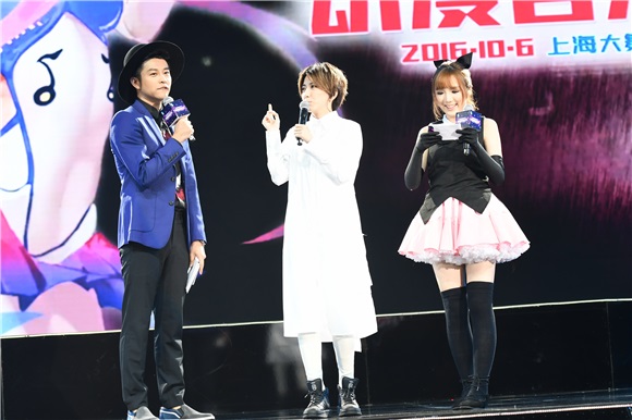 李宇春穿宽松卫衣帅气登台献歌 薛之谦金句不断