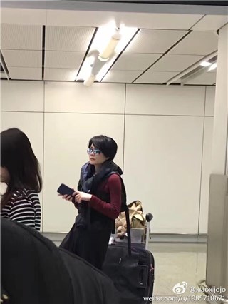 王菲谢霆锋机场玩亲亲 网友：这狗粮吃的开心