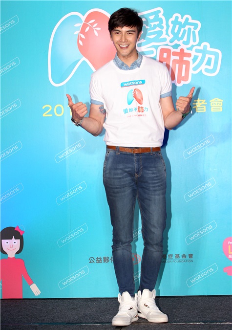 谢佳见、曾之乔出席爱你不「肺」力公益活动