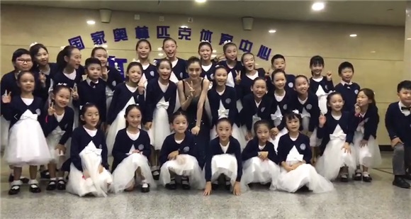 Angelababy穿长礼服蹲下与小朋友合影 贴心小细节获赞孩子王