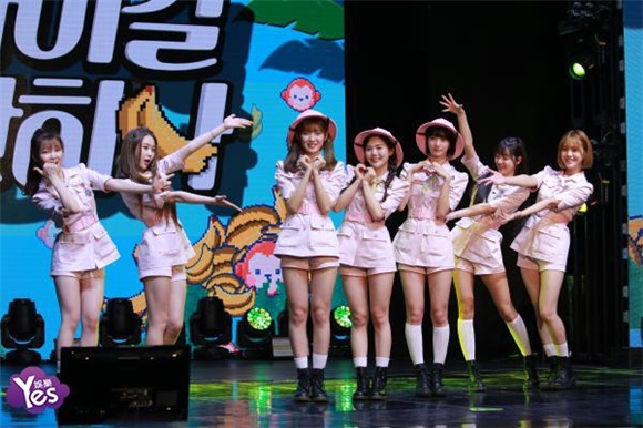 〈Yes 首尔现场〉OHMYGIRL举行新专辑SC 成员们可爱亮相清新十足